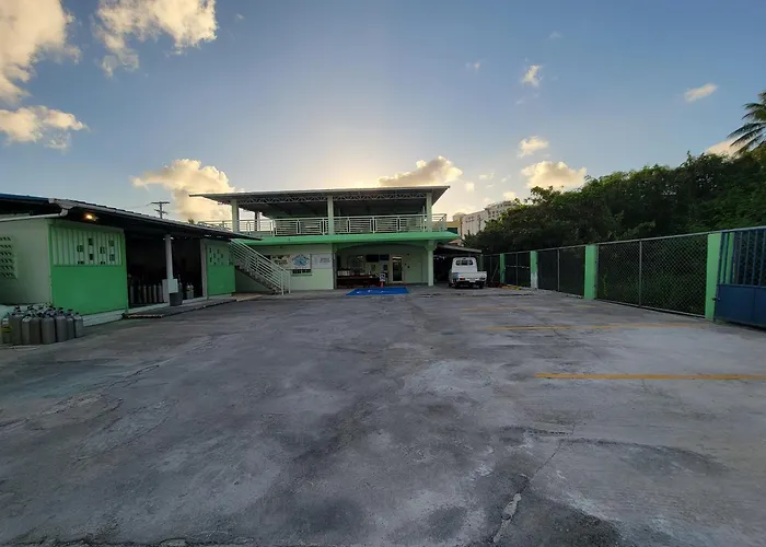 Green Flash Dive Inn